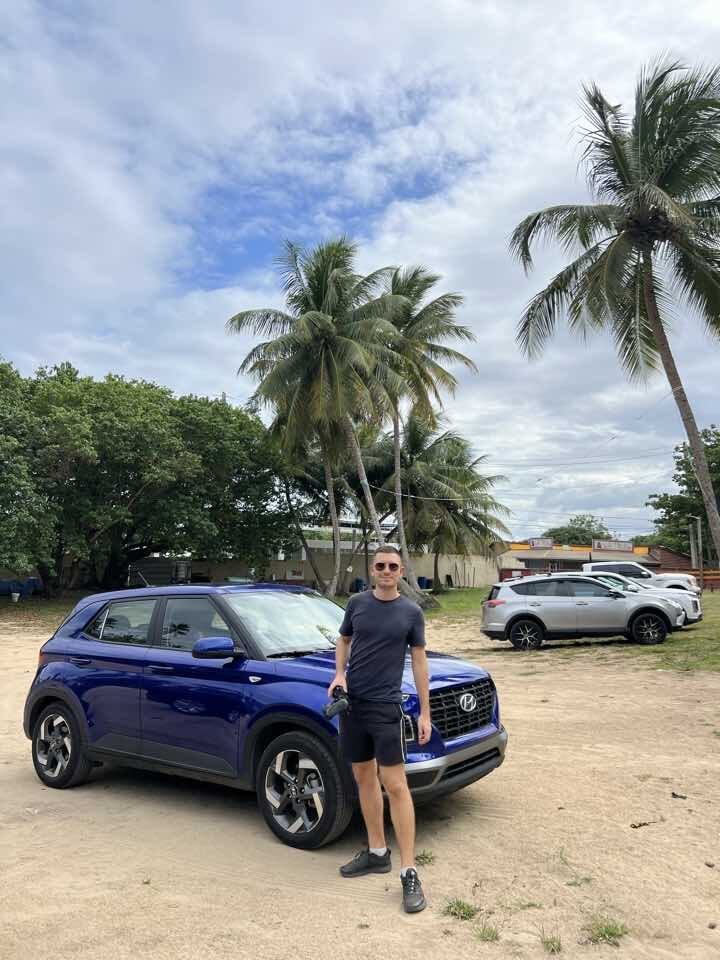 Vor unserem Mietwagen auf Puerto Rico – ohne eigenes Auto kommt man auf der Insel kaum herum