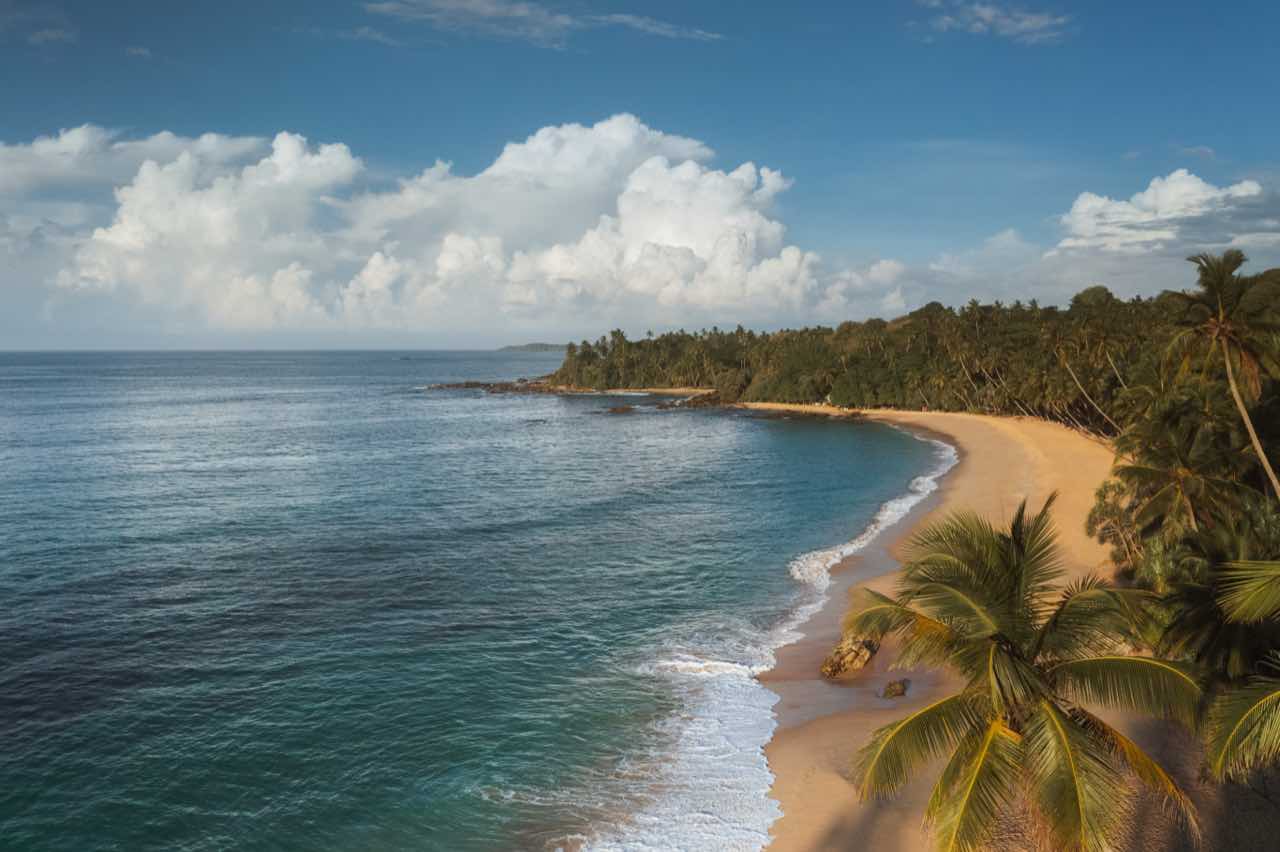 Traumhafter Sandstrand mit Palmen an der Westküste von Puerto Rico