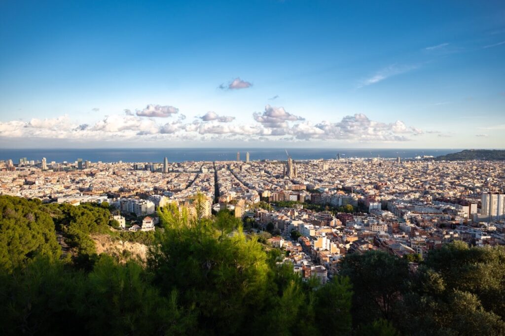 Bunkers del Carmel in Barcelona mit Panoramablick über die Stadt bei Sonnenuntergang