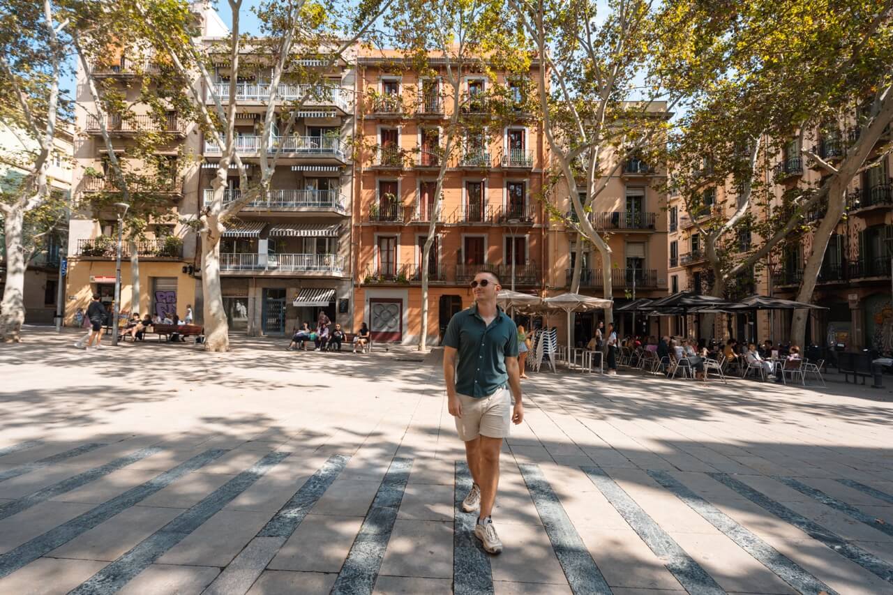 Belebter baumgesäumter Boulevard nahe La Rambla in Barcelona mit Passanten