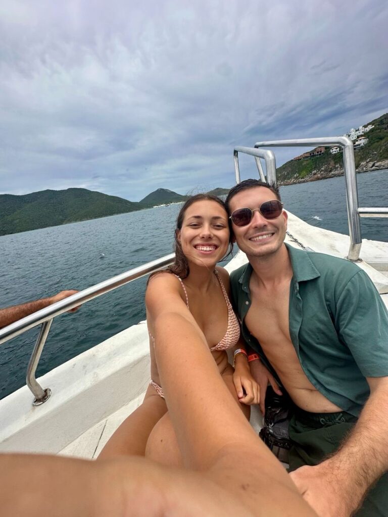 Paar auf einer Bootstour bei Arraial do Cabo