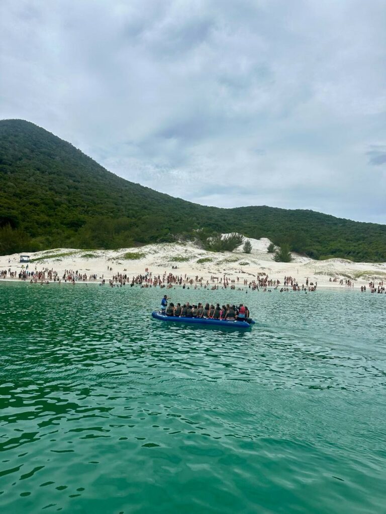 Weißer Sandstrand der Ilha do Farol bei Arraial do Cabo