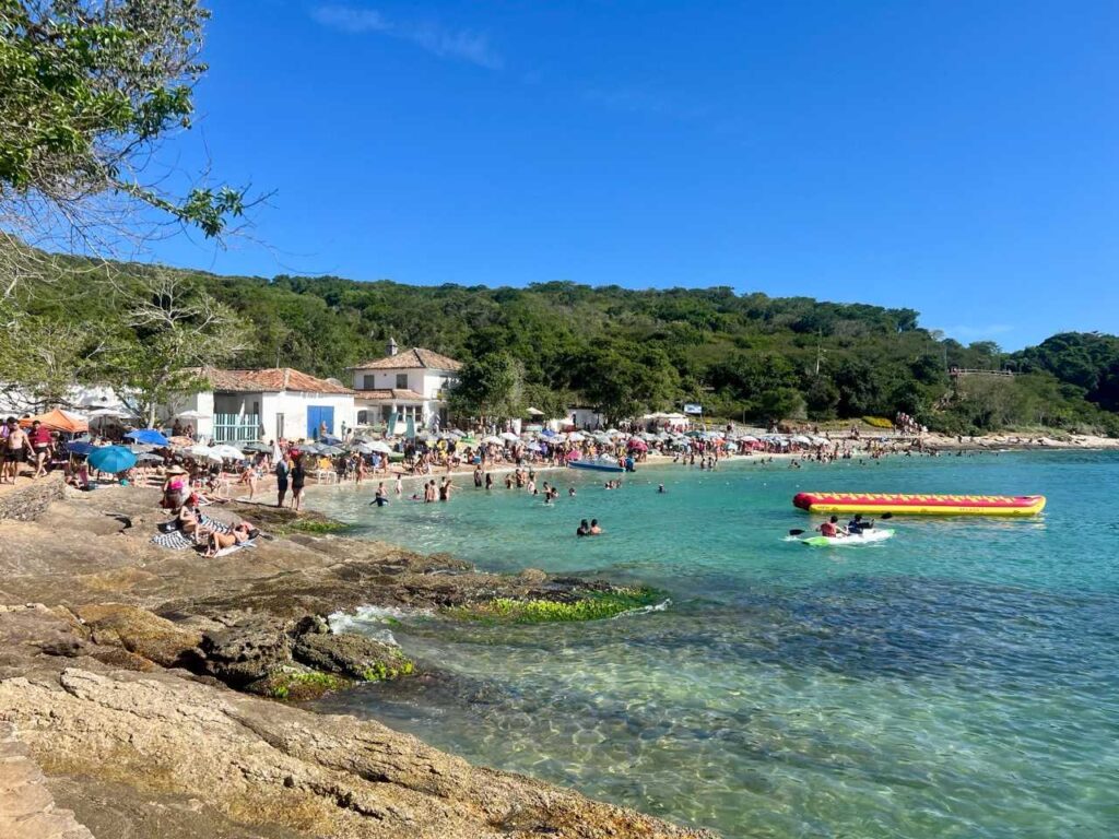 Die Praia do Forno mit grünen Hügeln bei Arraial do Cabo