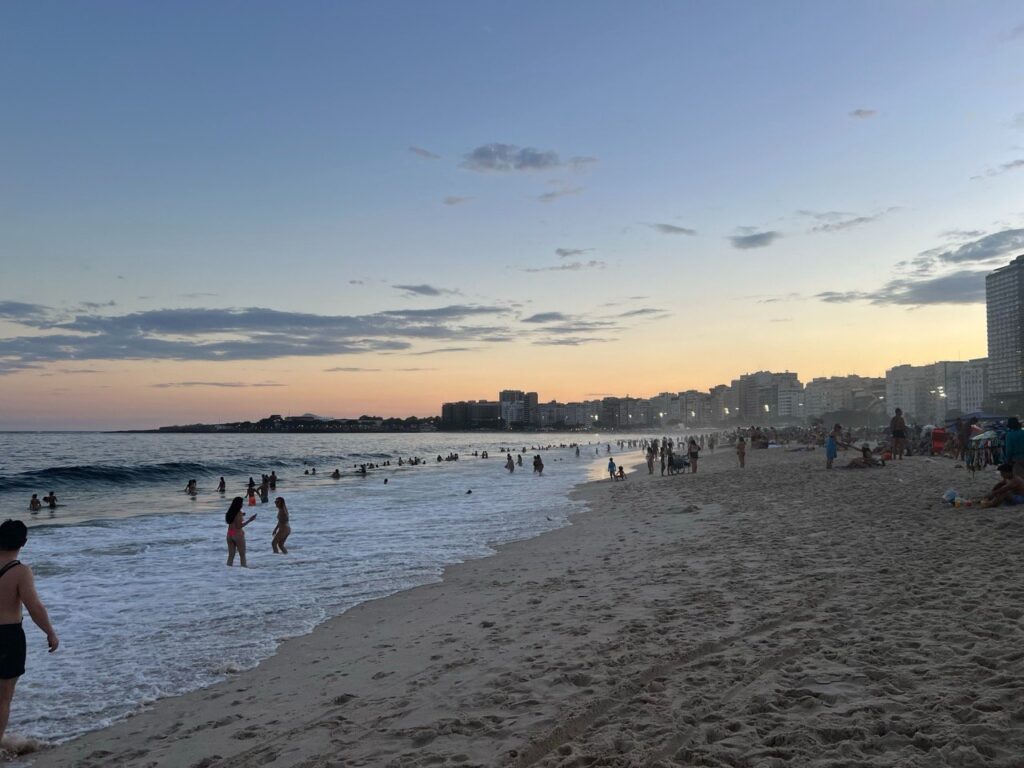 Strand in der Abenddämmerung bei Arraial do Cabo