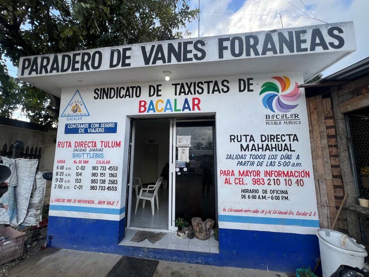 Taxi- und Van-Station in Bacalar mit Fahrplaenen nach Tulum und Mahahual
