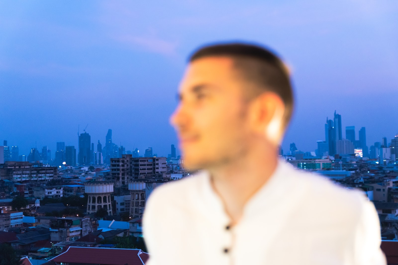 Die Skyline von Bangkok in der Abenddämmerung
