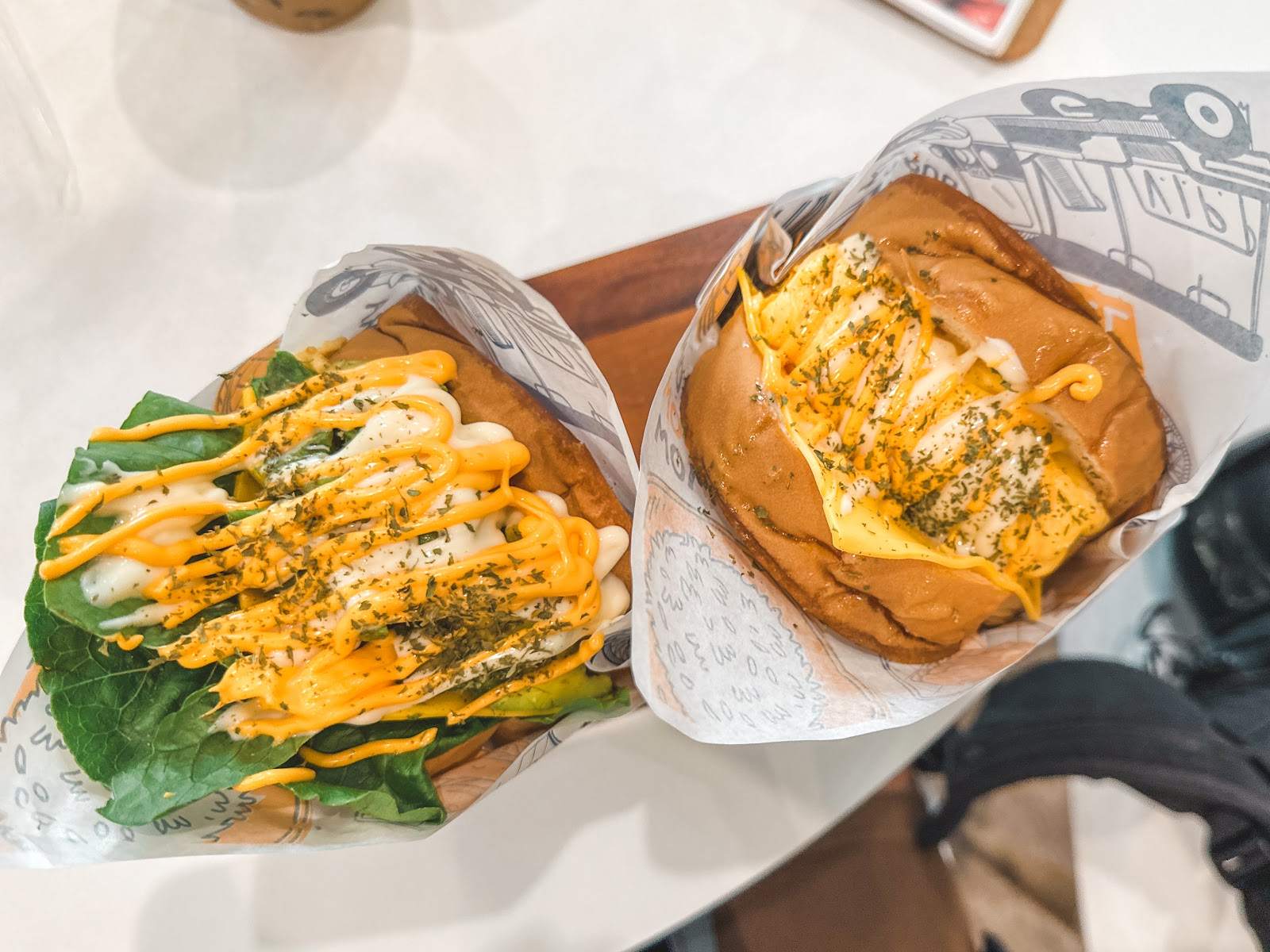 Frisch zubereitetes Pad Thai an einem Streetfood-Stand in Bangkok