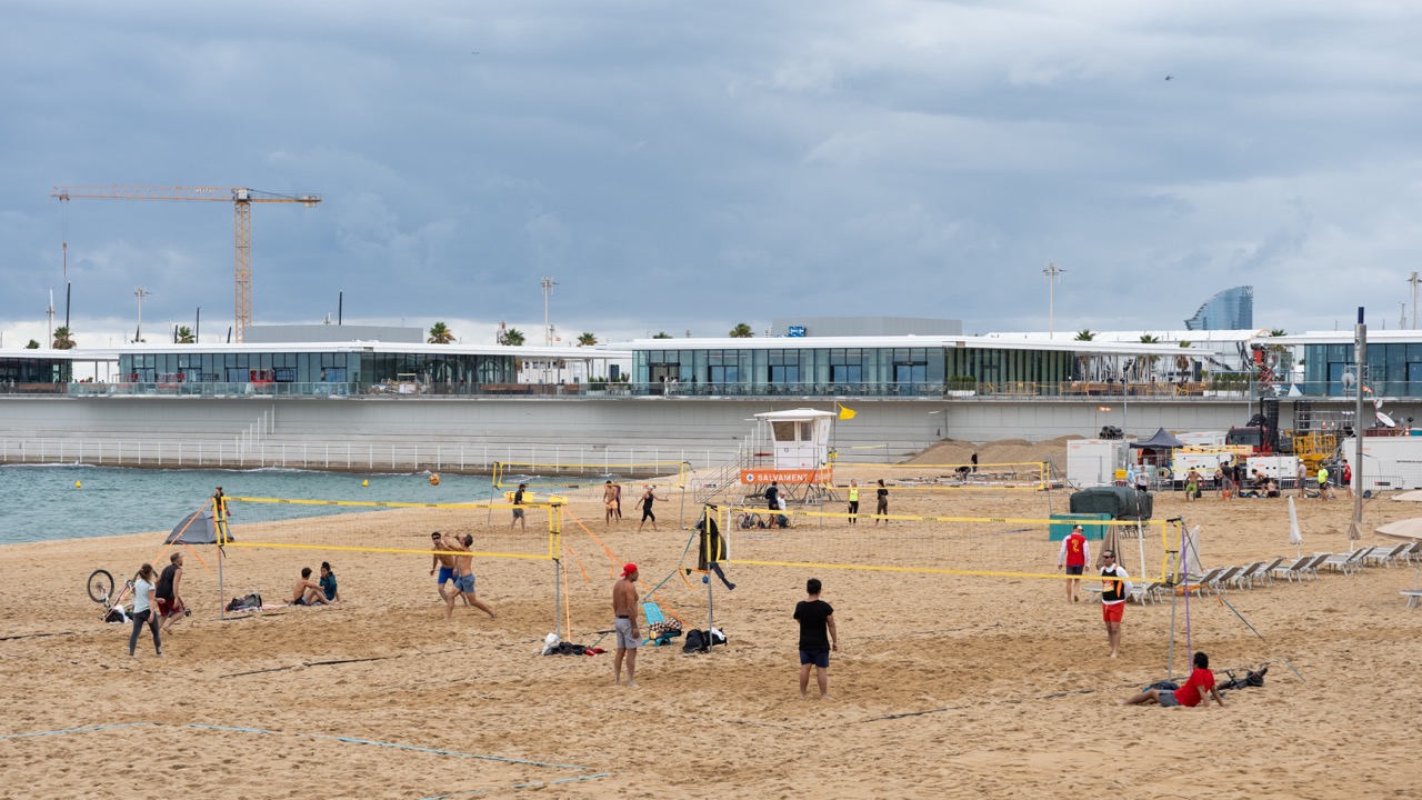 Strandleben am Strand von Barceloneta in Barcelona mit dem W Hotel im Hintergrund