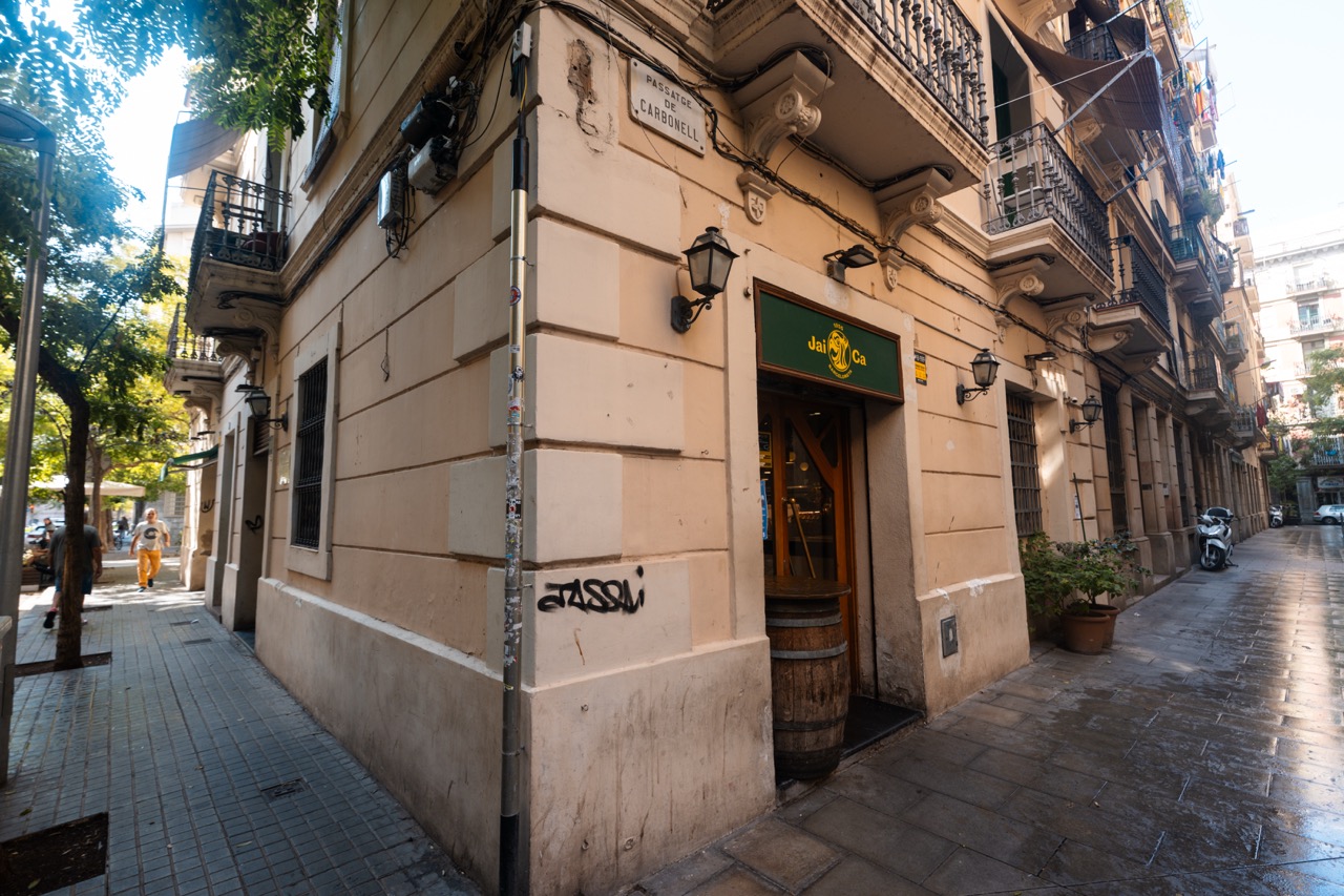 Enge Gasse im Gotischen Viertel (Barri Gòtic) von Barcelona