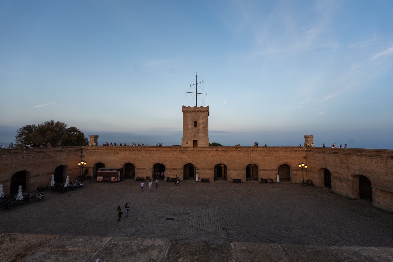 Castell de Montjuïc in Barcelona in der Abenddämmerung