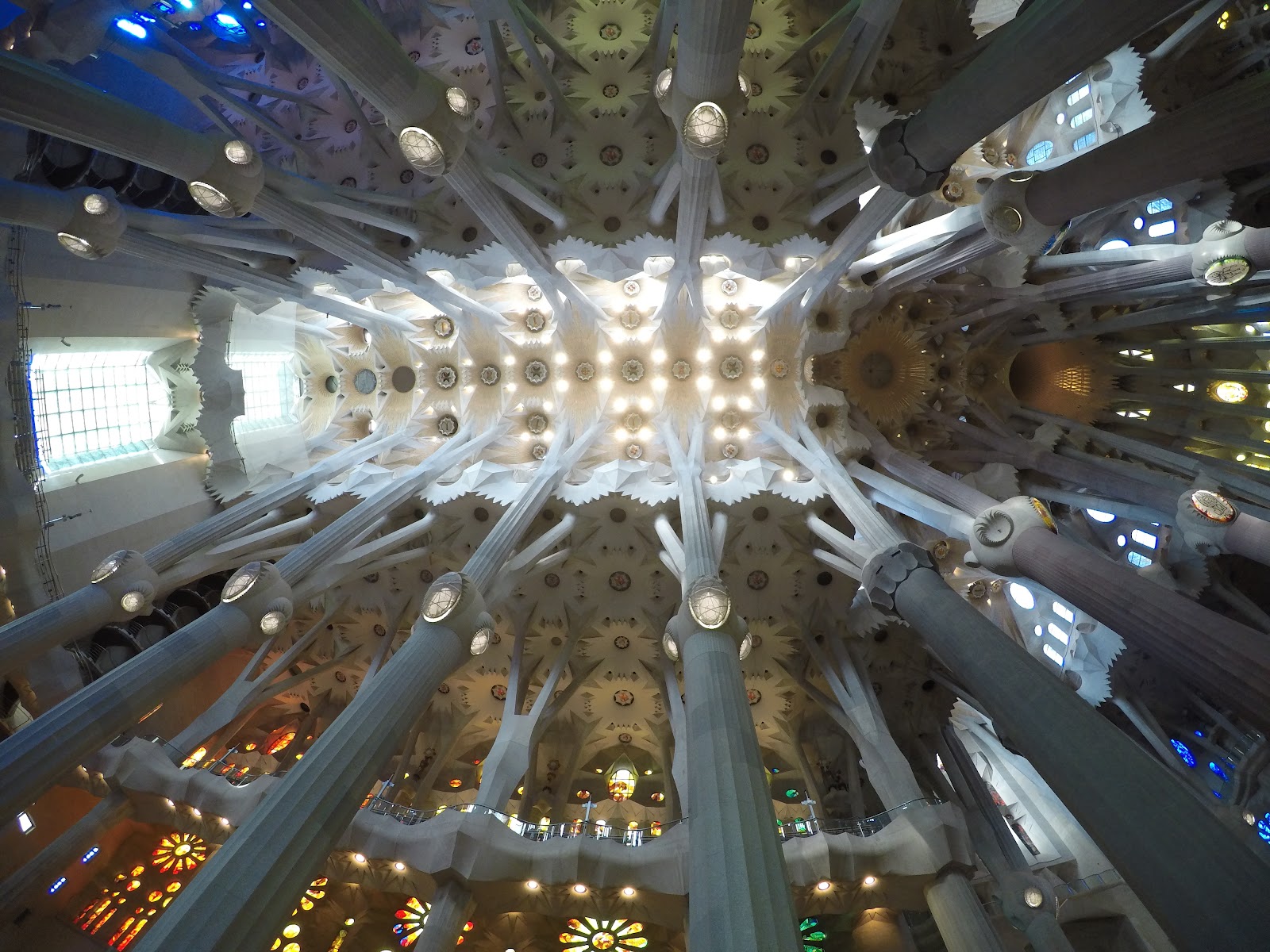 Innenraum der Sagrada Família in Barcelona mit den baumartigen Säulen von Gaudí
