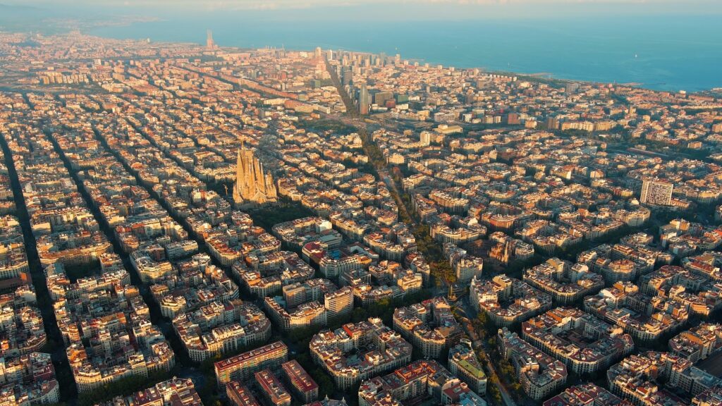 Luftaufnahme von Barcelona bei Sonnenuntergang mit der Sagrada Família