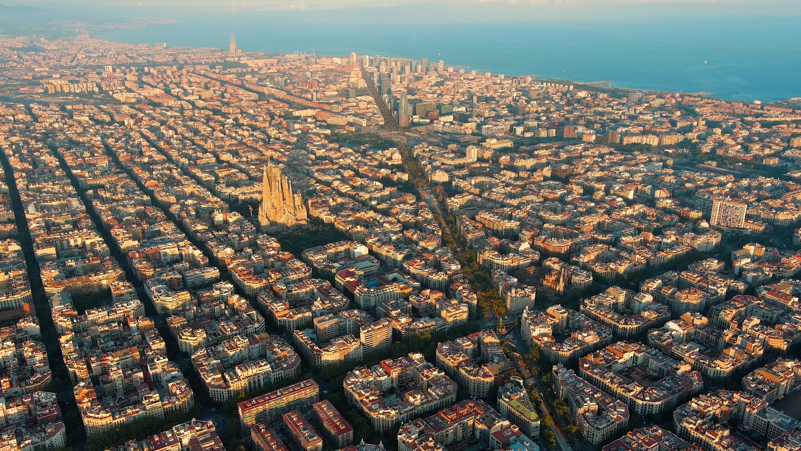 Luftaufnahme von Barcelona bei Sonnenuntergang mit der Sagrada Família