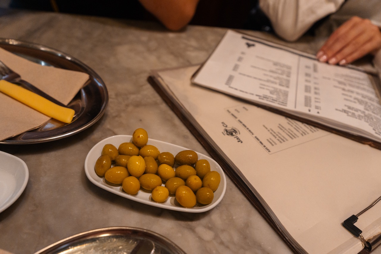 Oliven und Tapas in einem Restaurant in Barcelona