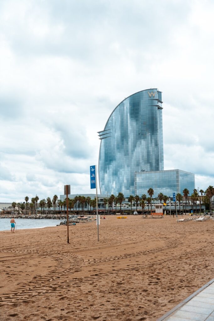 Das ikonische W Barcelona Hotel am Strand von Barceloneta