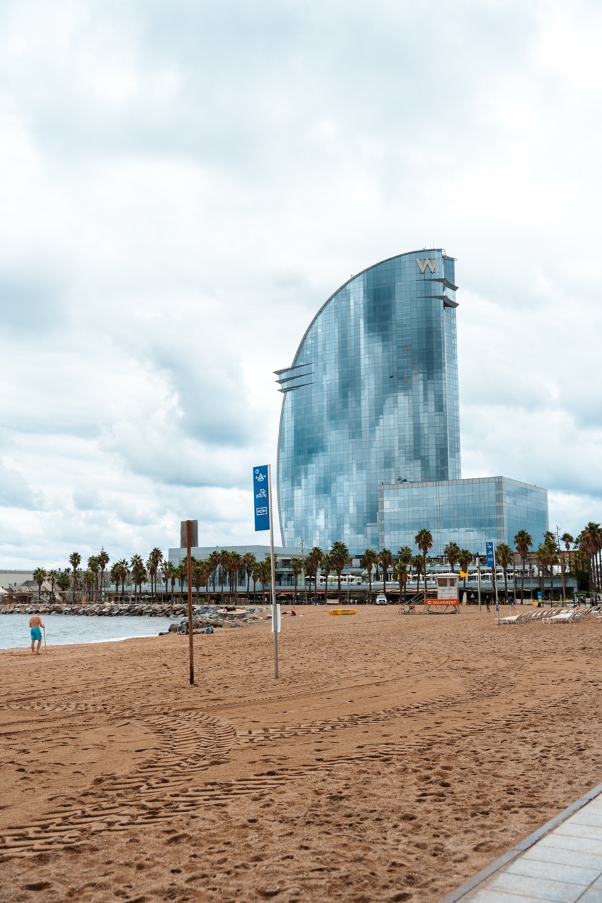 Das ikonische W Barcelona Hotel am Strand von Barceloneta
