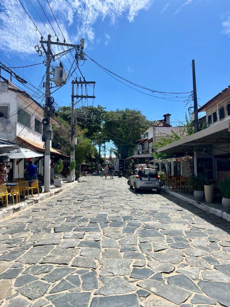 Die Rua das Pedras mit Geschäften in Búzios