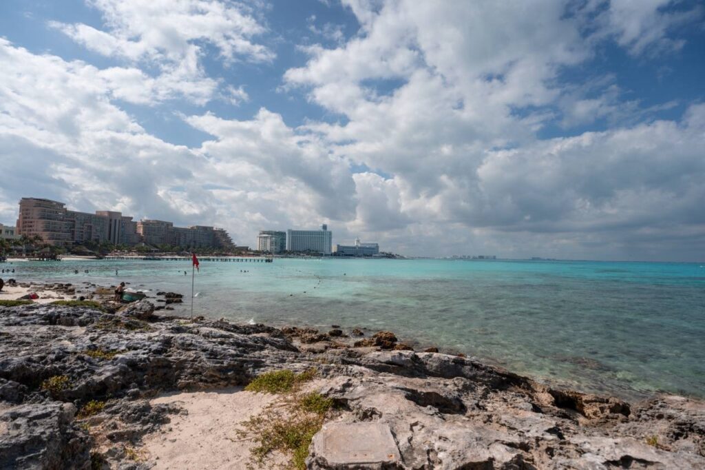 Blick auf die Hotelzone und das türkise Meer von Cancún