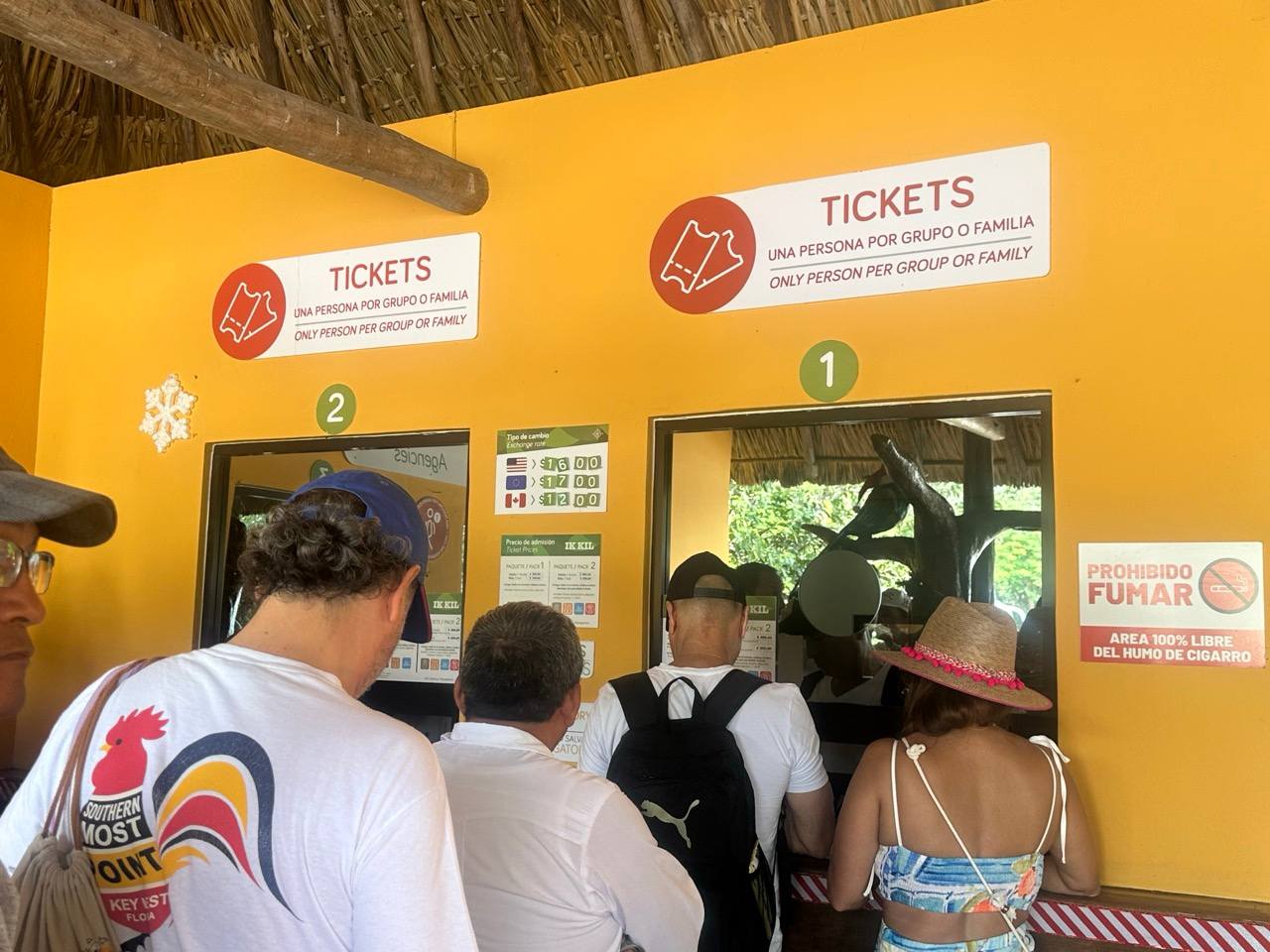 Touristen am Ticketschalter des Cenote Ik Kil nahe Chichén Itzá, Yucatán