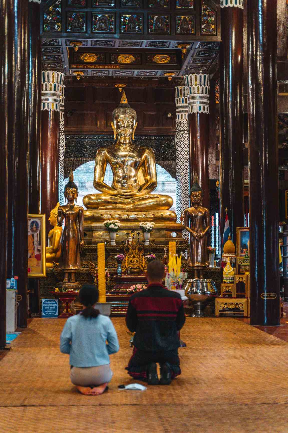 Vergoldete Buddha-Statue in einem Tempel in Chiang Mai
