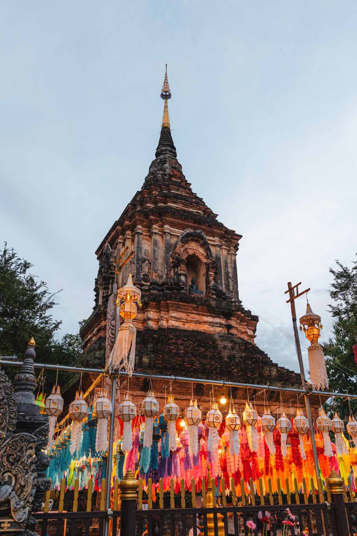 Bunte Lampions und Fahnen an einem Tempel in Chiang Mai