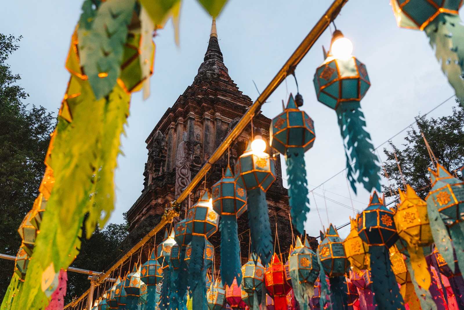 Bunte Lampions an einem Tempel in Chiang Mai