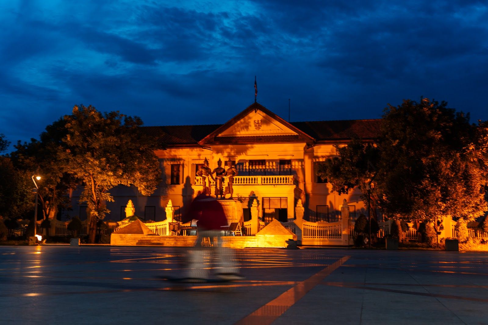 Beleuchteter Tempel in der Abenddämmerung in Chiang Mai