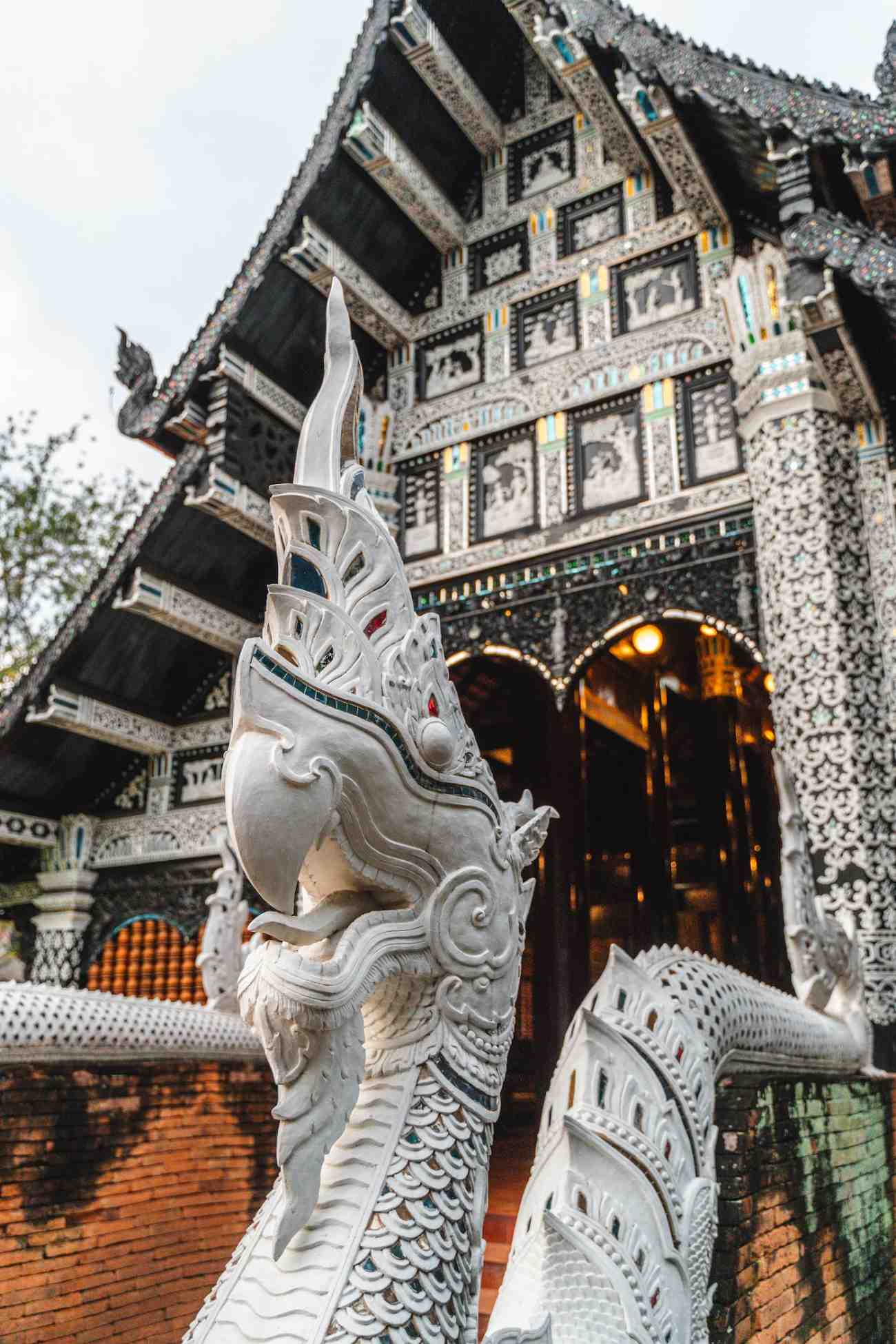 Tempelanlage mit Naga-Treppe in Chiang Mai