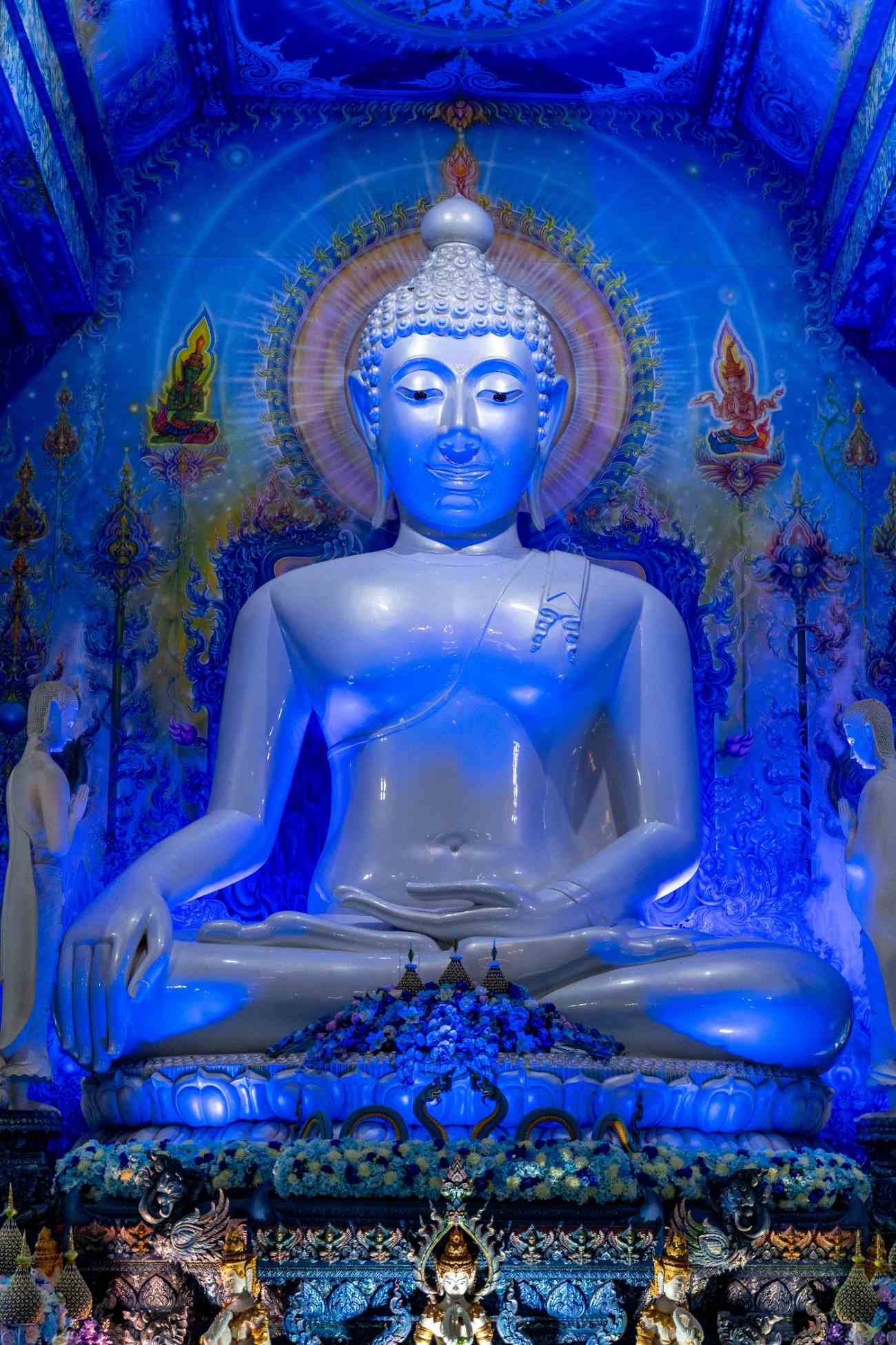 Der blaue Buddha im Blauen Tempel Wat Rong Suea Ten in Chiang Rai