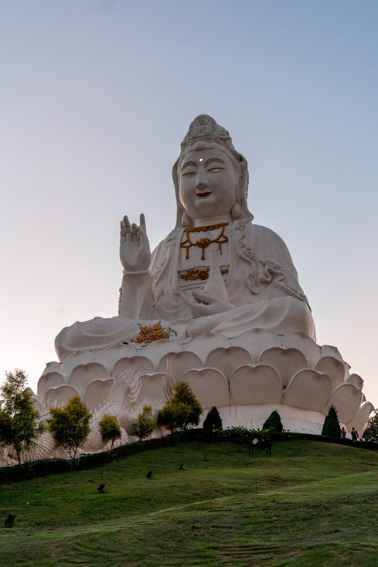 Die große weiße Goddess-of-Mercy-Statue am Wat Huay Pla Kang in Chiang Rai