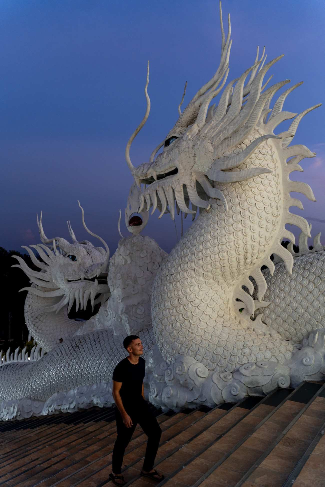 Weiße Drachenskulptur am Wat Rong Khun in Chiang Rai