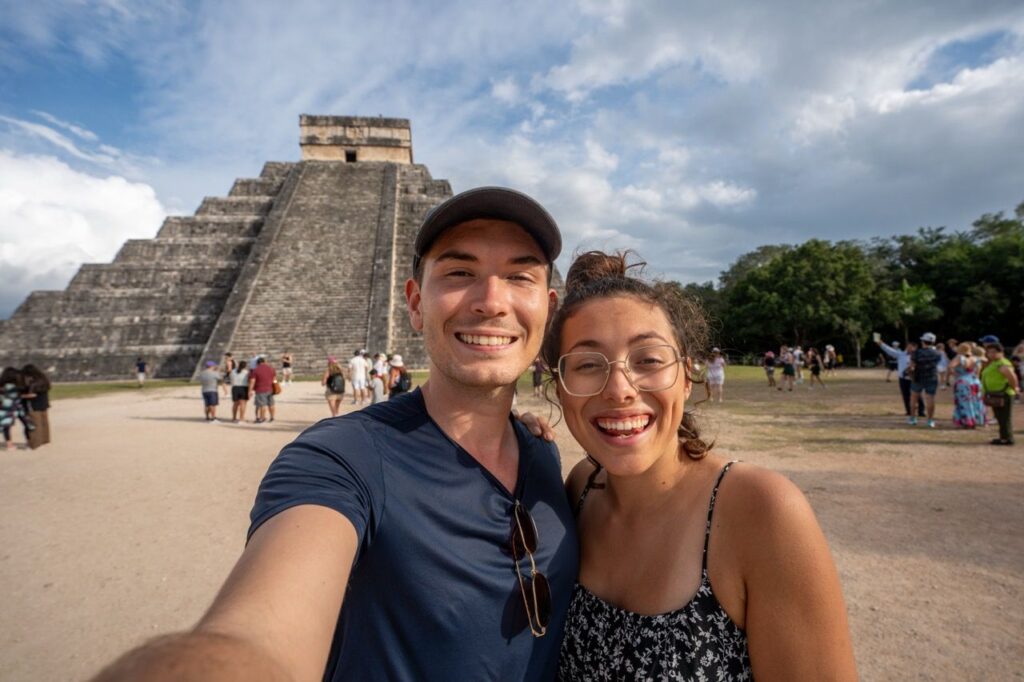 Paar-Selfie vor der Maya-Pyramide Kukulcan in Chichen Itza