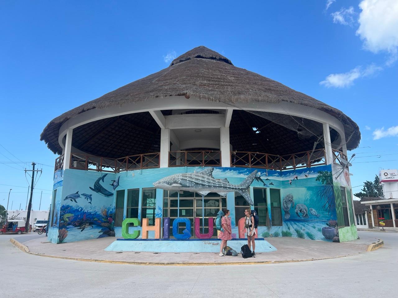 Runder Palapa-Bau mit Walhai-Mural und CHIQUILA-Schriftzug in Chiquila