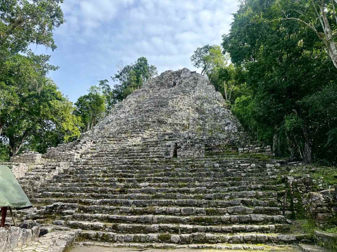 Maya-Pyramide von Coba mit steiler Steintreppe im Dschungel