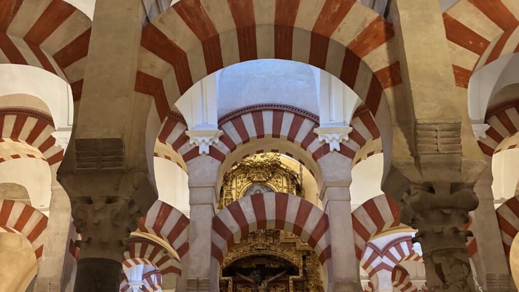 Die roten und weißen Doppelbögen in der Mezquita von Córdoba