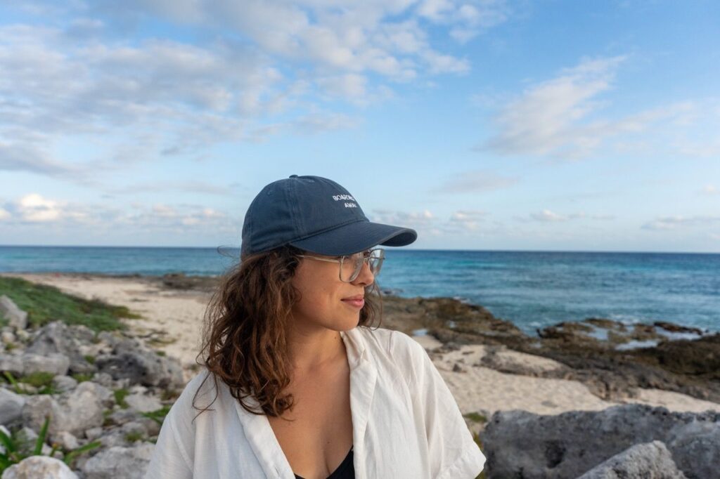 Portrait einer Frau mit Cap an der Felskueste von Cozumel