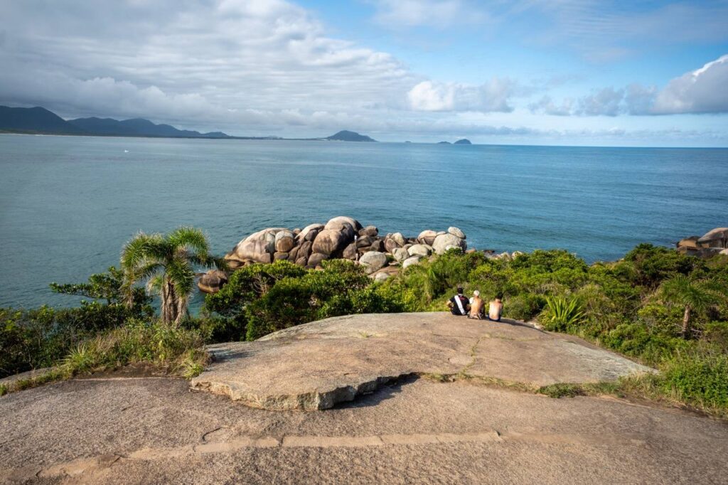 Blick auf eine kleine Insel im türkisen Wasser vor Florianópolis
