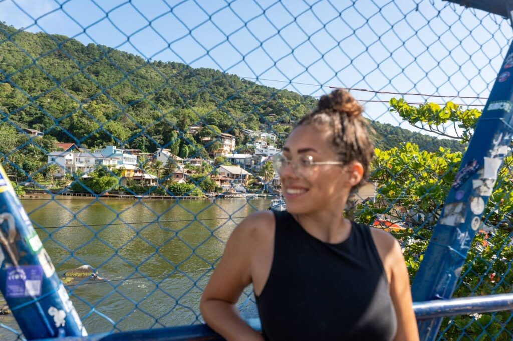 Paar auf der Brücke in Florianópolis