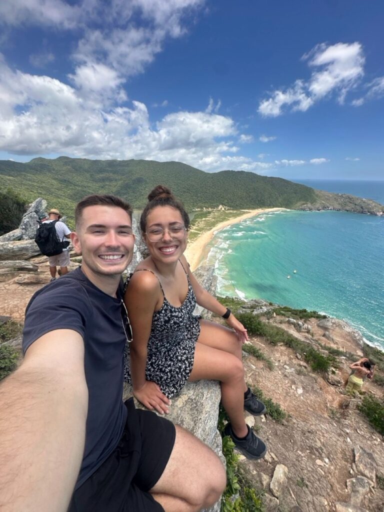 Paar vor dem Panorama der Lagoinha do Leste in Florianópolis