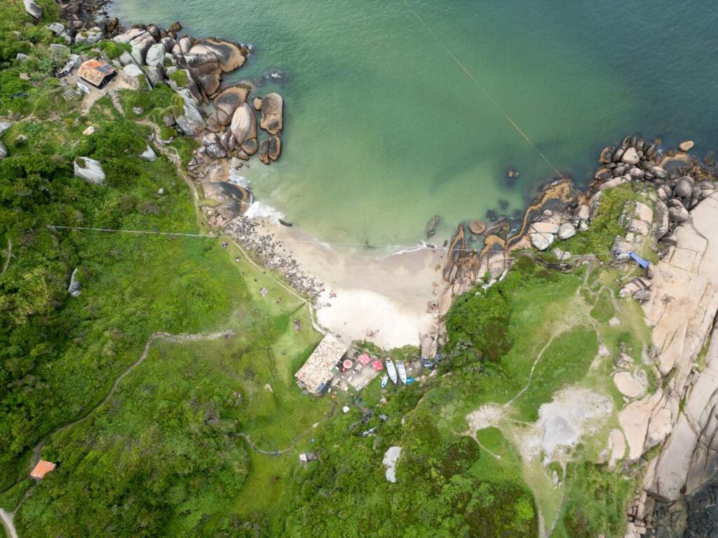 Grüne Lagune zwischen Felsen in Florianópolis
