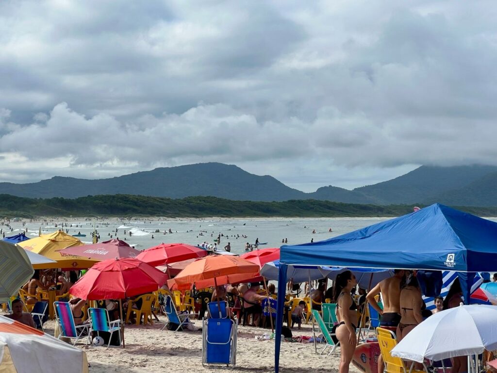 Strand mit Kiosken in Florianópolis