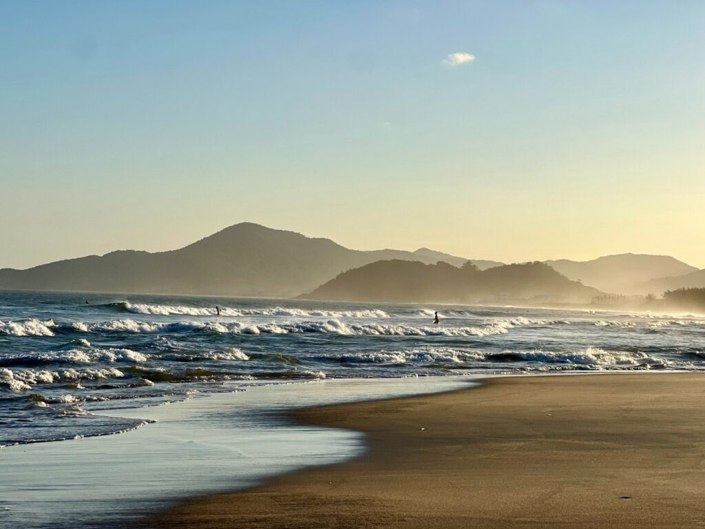 Panorama eines weiten Strandes in Florianópolis