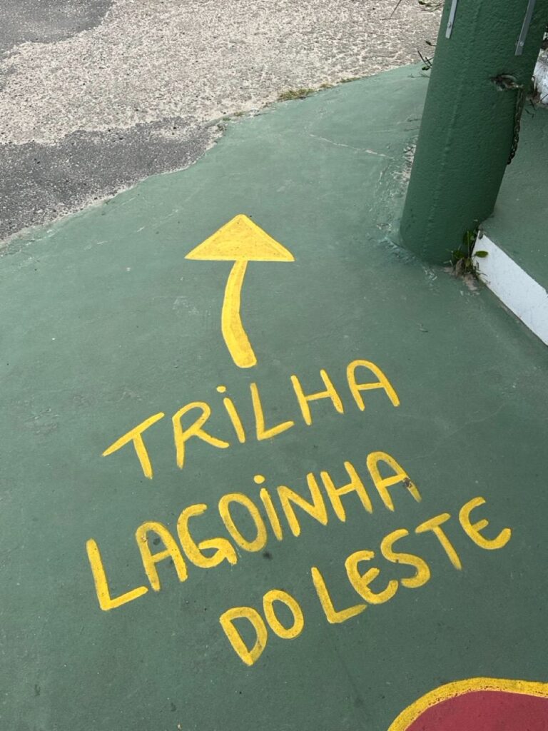 Wanderweg-Schild in Florianópolis