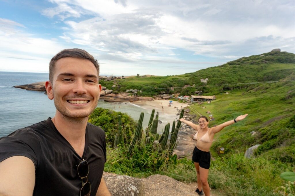 Wanderung mit grünen Hügeln in Florianópolis