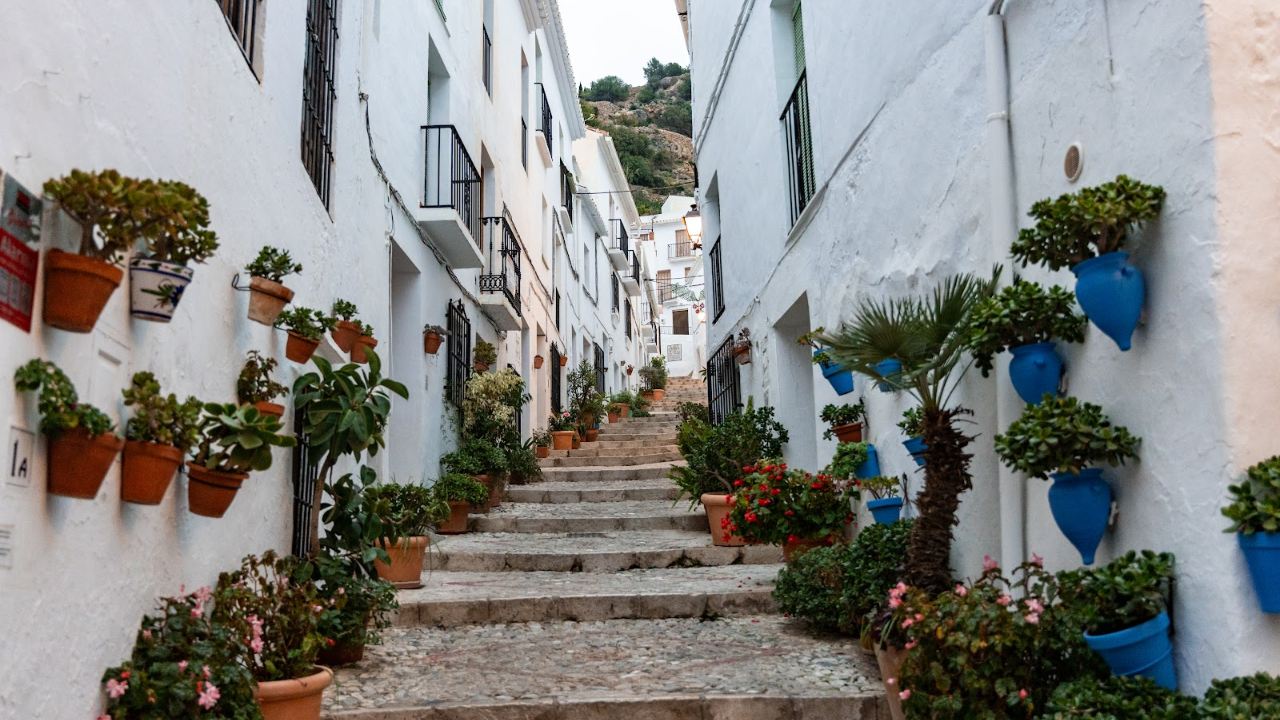 Die weißen Gassen mit Blumen im Bergdorf Frigiliana