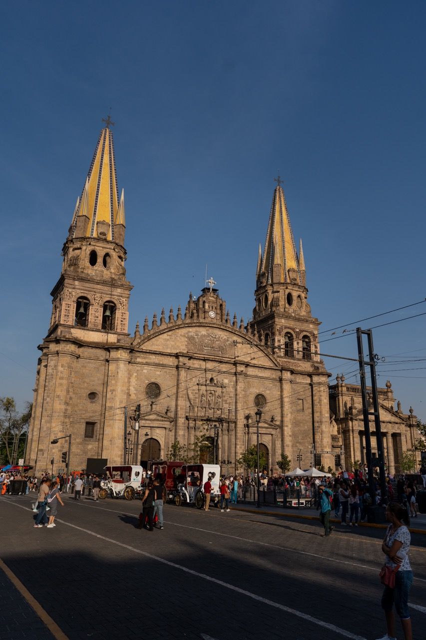 Fassade der Kathedrale von Guadalajara mit den beiden gelben Zwillingstuermen