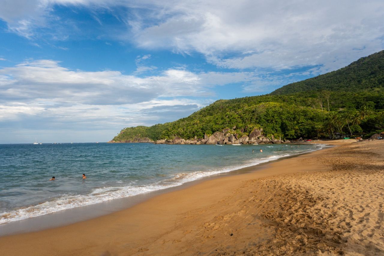 Strand in einer grünen Bucht auf Ilhabela