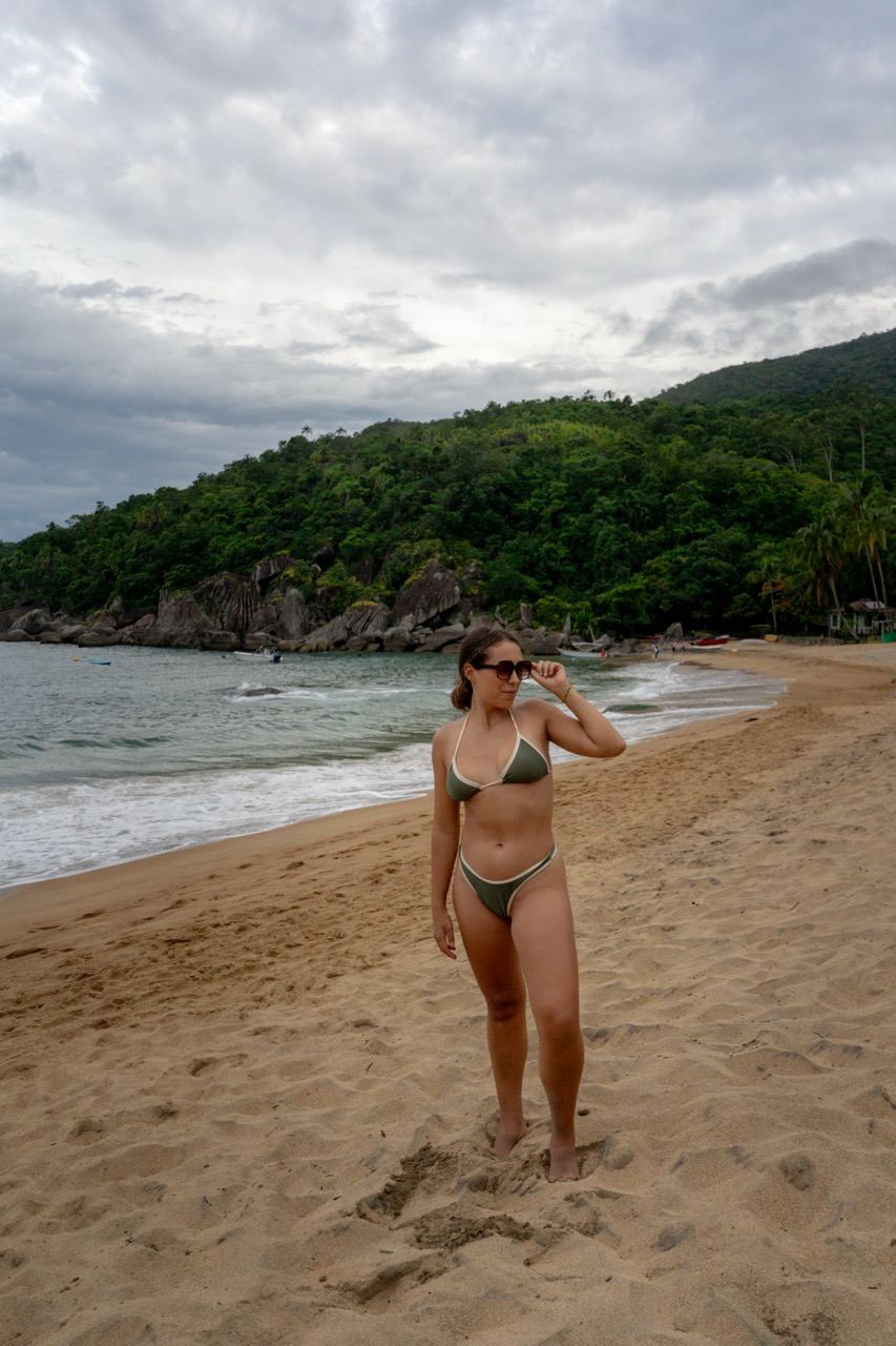 Frau am Strand auf Ilhabela