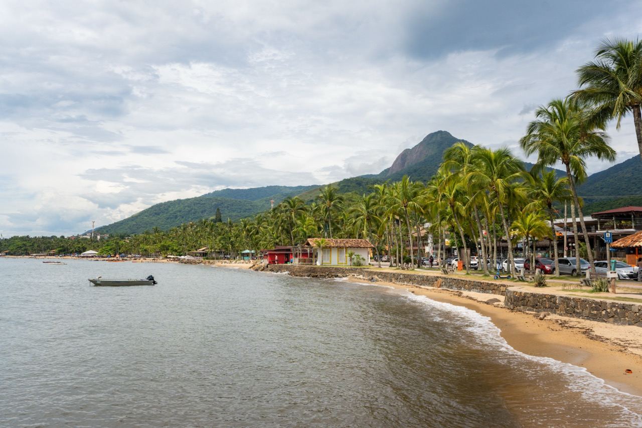 Strand mit Bergkulisse und Dorf auf Ilhabela