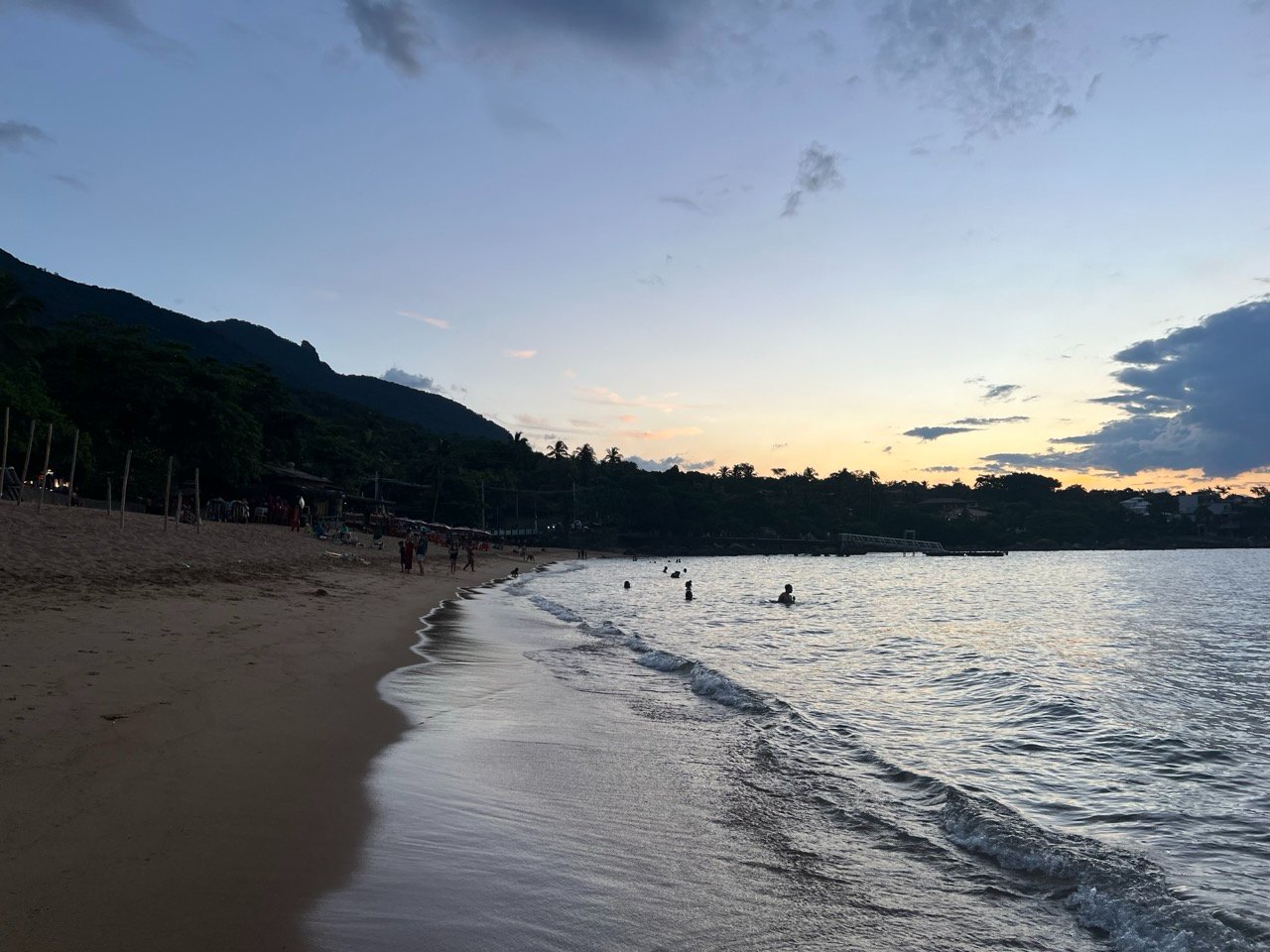 Strand bei Sonnenuntergang auf Ilhabela